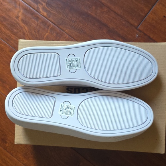 Classic White Leather Sneakers with Brown Accents - Picture 7 of 10